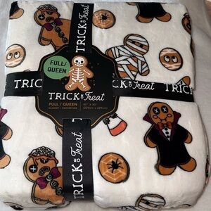 Trick or treat Halloween full/queen gingerbread costume blanket